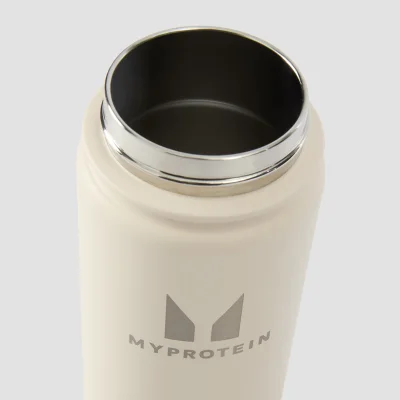 Myprotein pārstrādāta metāla pudele ar atlokāmu salmiņu, 500ml – Dabīgā krēmkrāsā attēls 6